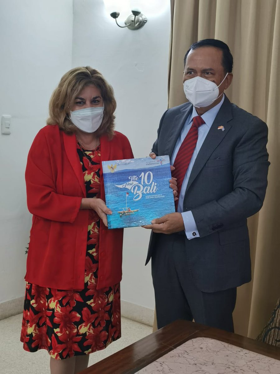 My pleasure to receive at <a href="/MINCEX_CUBA/">MINCEX🇨🇺</a>🇨🇺 Mr.Ngurah Swajaya, Director General of American &amp; European Affairs at #Indonesia🇮🇩 Foreign Affairs Ministry. We talked about enhancing economic and commercial bilateral relationships. <a href="/AlbertoBlancoS/">Alberto Blanco Silva</a> <a href="/VilmaSempe/">Vilma Sánchez Sempé</a> <a href="/pro_cuba/">ProCuba</a> <a href="/CubaMINREX/">Cancillería de Cuba</a>