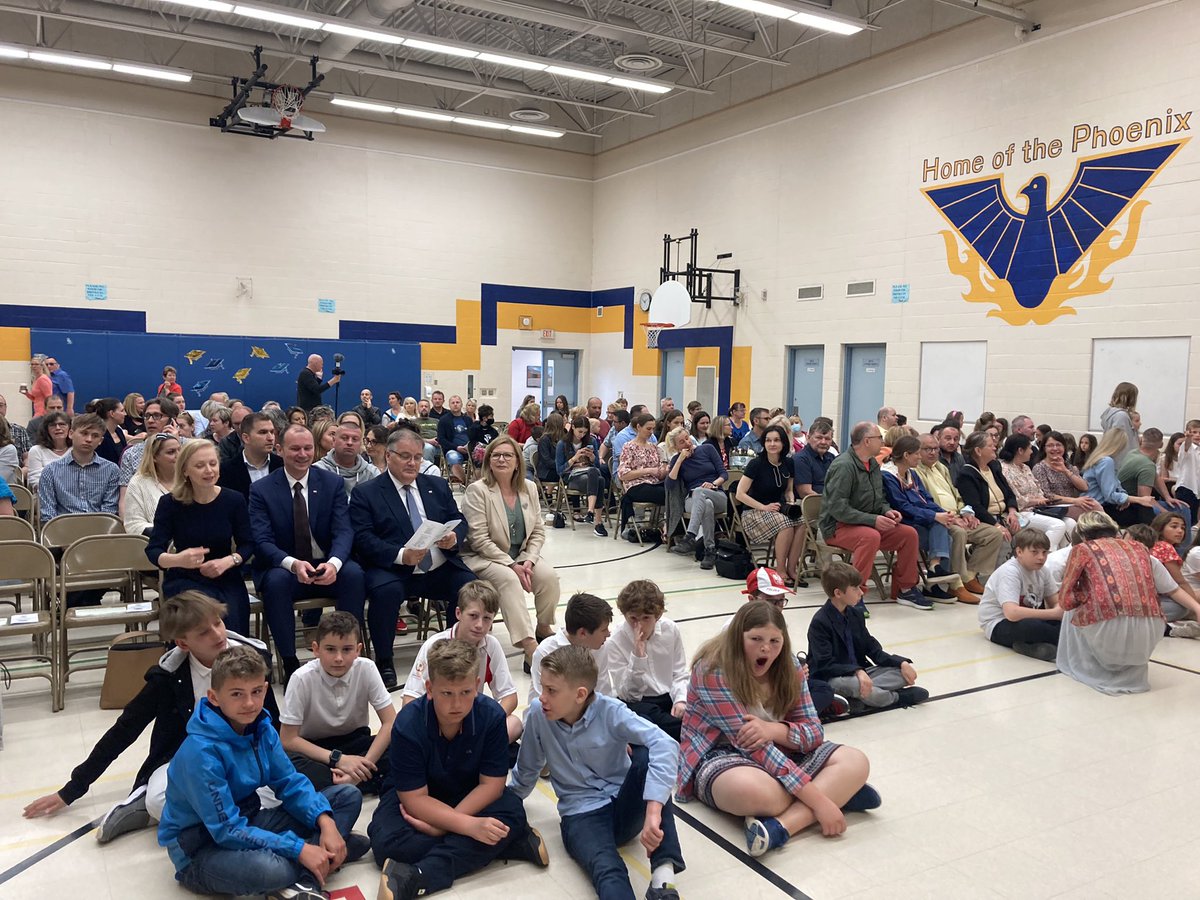 Wicemarszałek Sejmu RP <a href="/MMGosiewska/">Małgorzata Gosiewska</a> oraz Min. <a href="/DeraAndrzej/">Andrzej Dera</a> podczas uroczystego zakończeniu roku szkolnego w szkole polskiej im.M.Kopernika w #Mississauga 🇨🇦.

Uczniom gratulujemy wyników w nauce, a nauczycielom dziękujemy za prace 🇵🇱👍