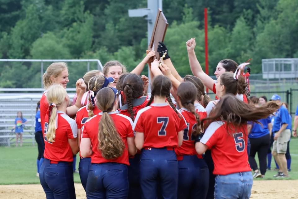 gordonmiriam22's tweet photo. SECTIONAL CHAMPS!!! So proud of this team!! #notdoneyet #whitepants @SWpirillo @_oggy17 @hhpatriots https://t.co/sGMc6Ti5To