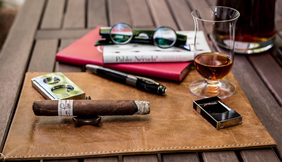 1307Alvaro's tweet photo. Delicious, full flavor and medium-full body. One hour 45 minutes.
•
Liga Privada H99 by @drewestatecigar 
Accessories by @STDupont_off 
M 240 | Summilux 50mm f/1.4 Asph | ND
#leica #alvarolucenaphotography
#cigar #cigaraficionado @smokingpipescom #rum #summer @montblanc_world https://t.co/pzG8glBYXK