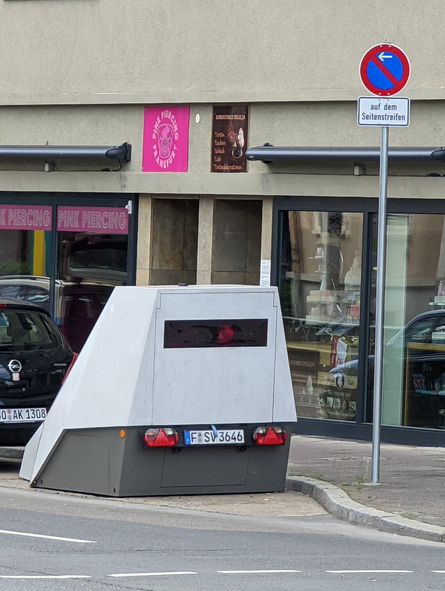 Mux89's tweet photo. @Polizei_Ffm @Stadt_FFM eurer Anhänger steht nun bereits mehrere Stunden / Tage im Parkverbot. Ich Bitte Sie diesen entsprechend von der Halteverbotszone zu entfernen. Danke https://t.co/Btmx2N1JI8