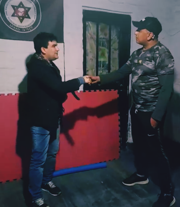 BlasCarafiello1's tweet photo. #Junín #Barrios #Recorridas
Estuvimos visitando a Gerardo que tiene su gimnasio en el barrio Emilio Mitre.
Presenciamos el entrenamiento de defensa personal que realizan los jóvenes.
¡Muchas gracias por el recibimiento! https://t.co/8Ips45aNF3