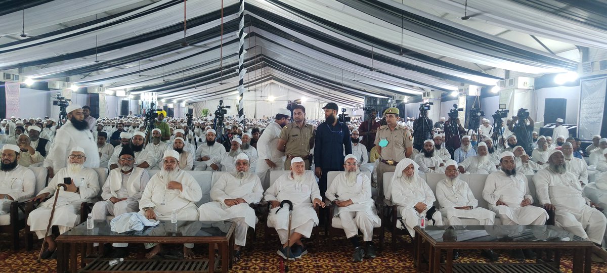 JamiatUlama_in's tweet photo. सांप्रदायिकता और नफरत का जवाब प्रेम और सद्भाव से दिया जाना चाहिए - मौलाना महमूद मदनी 

देश में जारी सांप्रदायिकता और इस्लामोफोबिया के खिलाफ जमीअत उलेमा-ए-हिंद ने एक हजार सद्भावना संसद आयोजित करने की घोषणा की। https://t.co/hJHg1Tt9HR