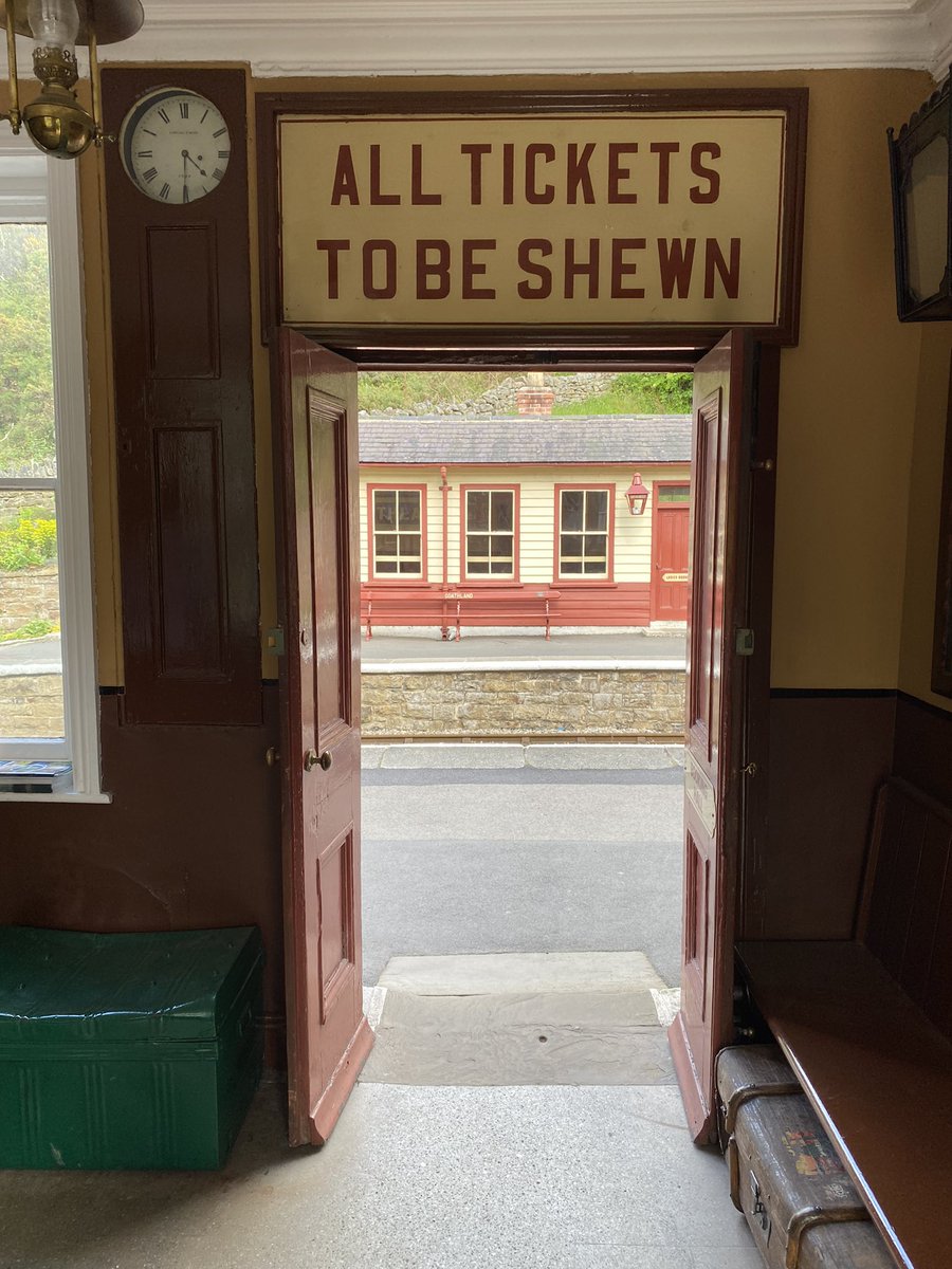 alexandrakuri's tweet image. to the tooket inspukter