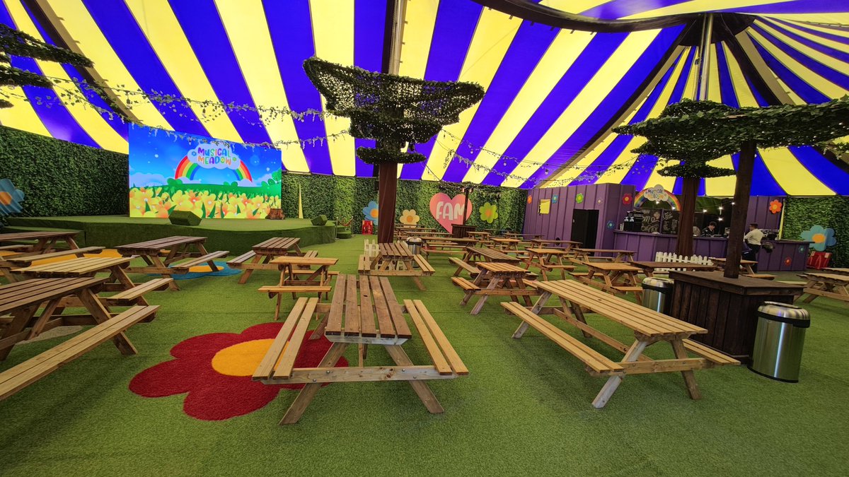 Had a great show last night working with these incredibly talented people 😃 never performed on an indoor grass stage before and I even made some very chatty new duck friends when I was getting stuff out of the car 🦆😂