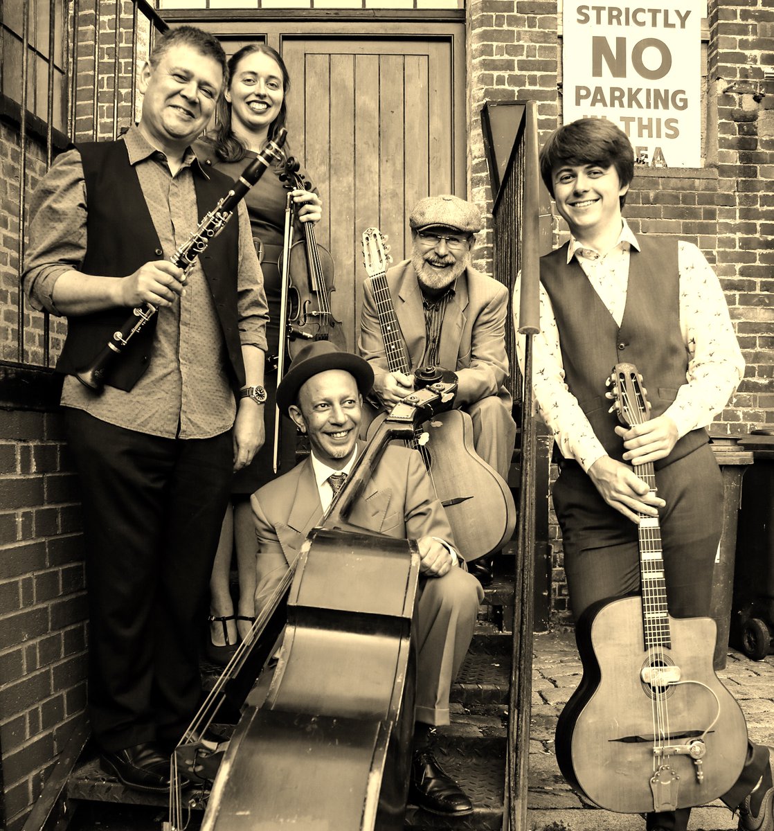 ExmouthFestival's tweet photo. 👑 Jubilee celebration day at Exmouth Festival 

Sun 5 June, 2.45pm
Joining forces for our Jubilee Celebration we have the wonderful SW Lindy Hoppers &amp; La Vie En Rose. Join in with some Lindy Hop, or just watch and listen to the SW's favourite gypsy jazz and hot swing band. https://t.co/iAavu9FnhP