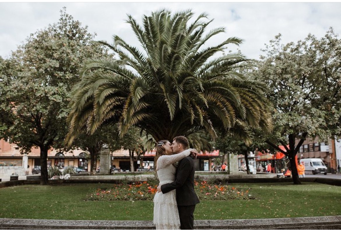 Hackney or Miami?🤔
One of our favourite things about Hackney Town Hall are the Palm Trees outside!🌴

Photo by @stephaniegreenweddings