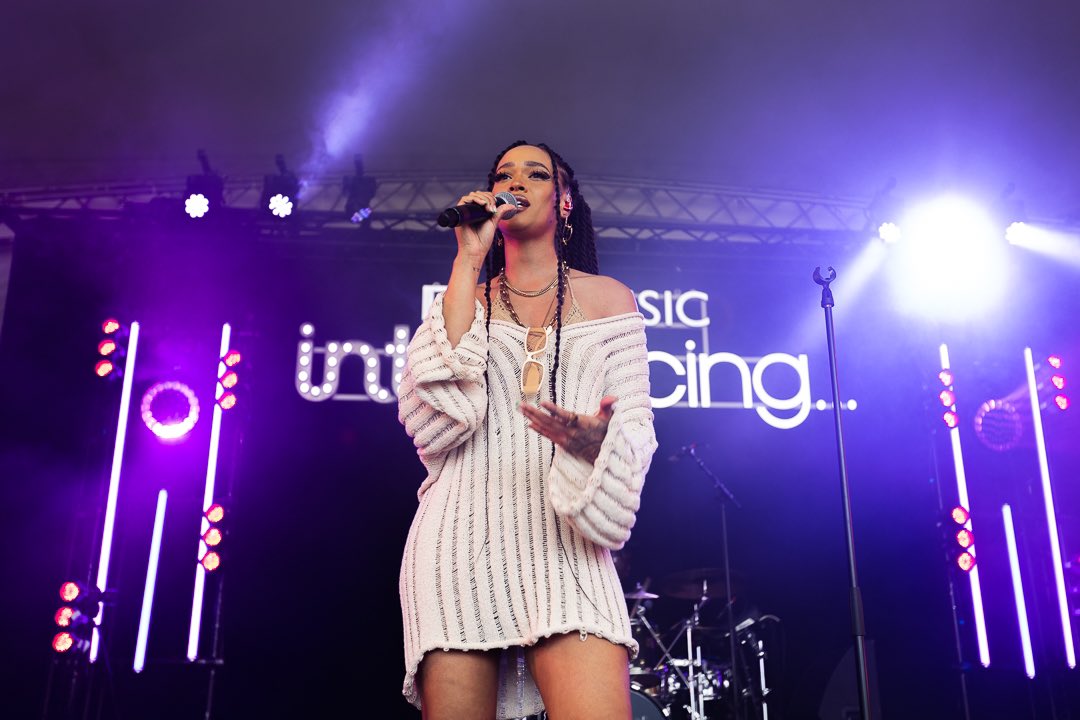 Bringing some soulful sounds in the sunshine is the wonderful <a href="/OfficialTamera/">Tamera</a>