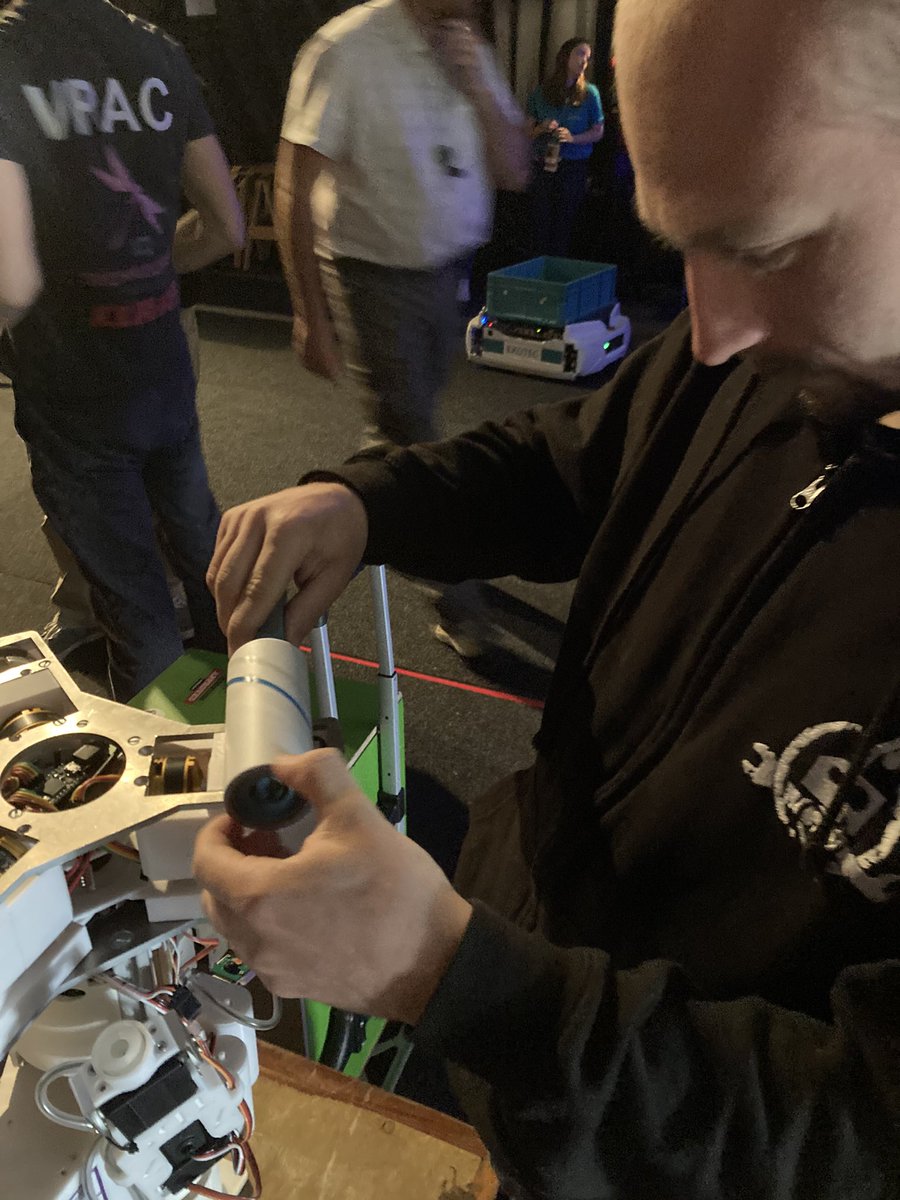 Nettoyage des roues pour les finales <a href="/CoupeRobotique/">Coupe de France de Robotique</a> on va arracher du vinyle …!!!