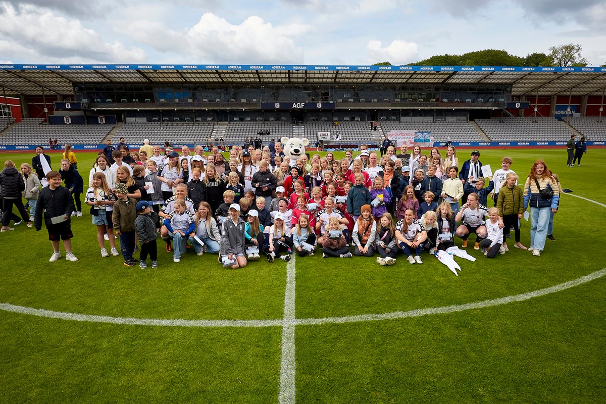 AGFFodbold's tweet photo. 𝟏𝟑𝟓𝟕 tak for opbakningen i dag til kvindernes kamp i Ceres Park❤️👏 Ny tilskuerrekord i @kvindeliga og en 2-0 sejr, som næsten 100 % sikrer os liga-status næst' år 👍 Sikke en dag 🫶 #ksdh #kvindeliga https://t.co/wLAl7gjCj9