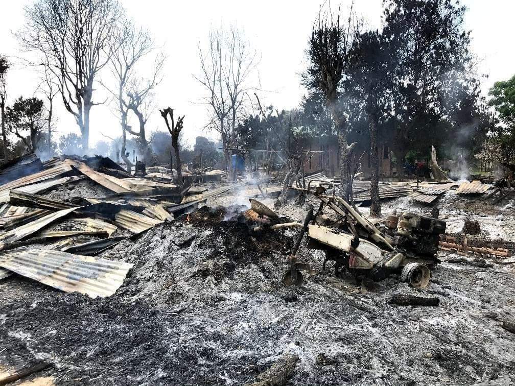 Chanapai247's tweet photo. In retaliation for heavy casualties among the soldiers, SAC terrorists have been overrunning in 6 villages lying on the border of #Depayin and #Ayartaw townships, robbing and setting fire to dwellings including the monasteries which are revered by Buddhists.
#2022May28Coup https://t.co/zkOFVxVpRL