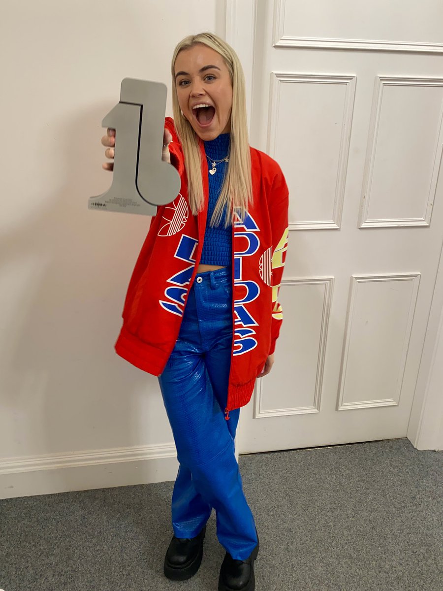 iamleaheartt's tweet photo. GUYS I WON AN AWARD!!!! ‘IDK Why’ was the biggest homegrown single of 2021 💖⚡️✨ aghhhh I’m so happy thank u thank u https://t.co/2wJfJwkrlX