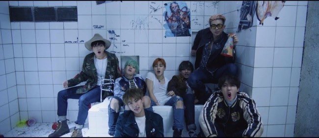 GirlWithLuv_24's tweet photo. @BIGHIT_MUSIC IT'S THE RUN BATHROOM 🤯 https://t.co/mVL8WetIoj