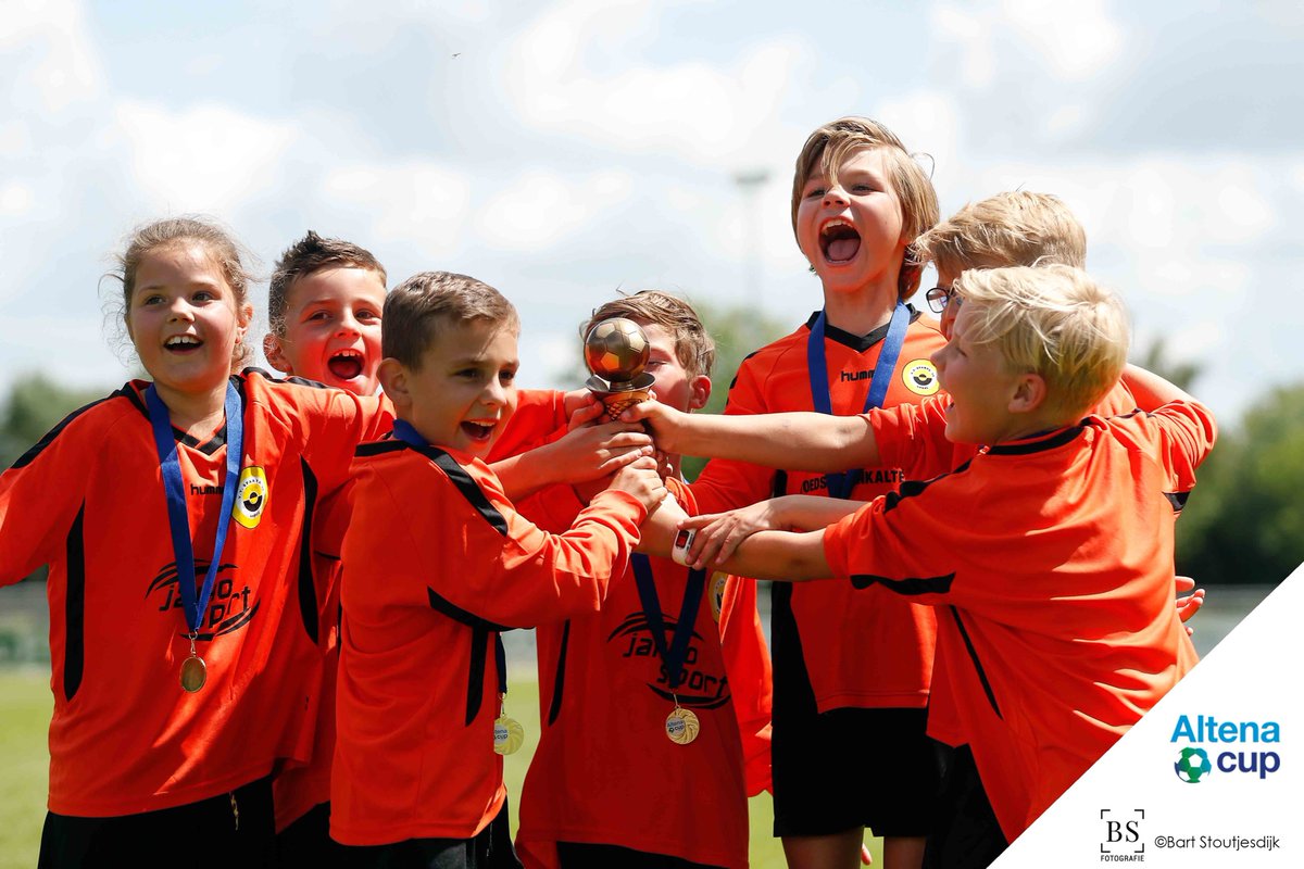 📸🤩𝗝𝗲𝘂𝗴𝗱𝗲𝗱𝗶𝘁𝗶𝗲 𝗔𝗹𝘁𝗲𝗻𝗮 𝗖𝘂𝗽 𝟮𝟬𝟮𝟮

Een geslaagde derde editie, voor de jeugd van voetballend Altena. Op vele sportparken in onze gemeente, werd er vanmorgen gestreden om de Altena Cup.

Alle foto's zijn te vinden via👇 altenacup.nl/fotos/