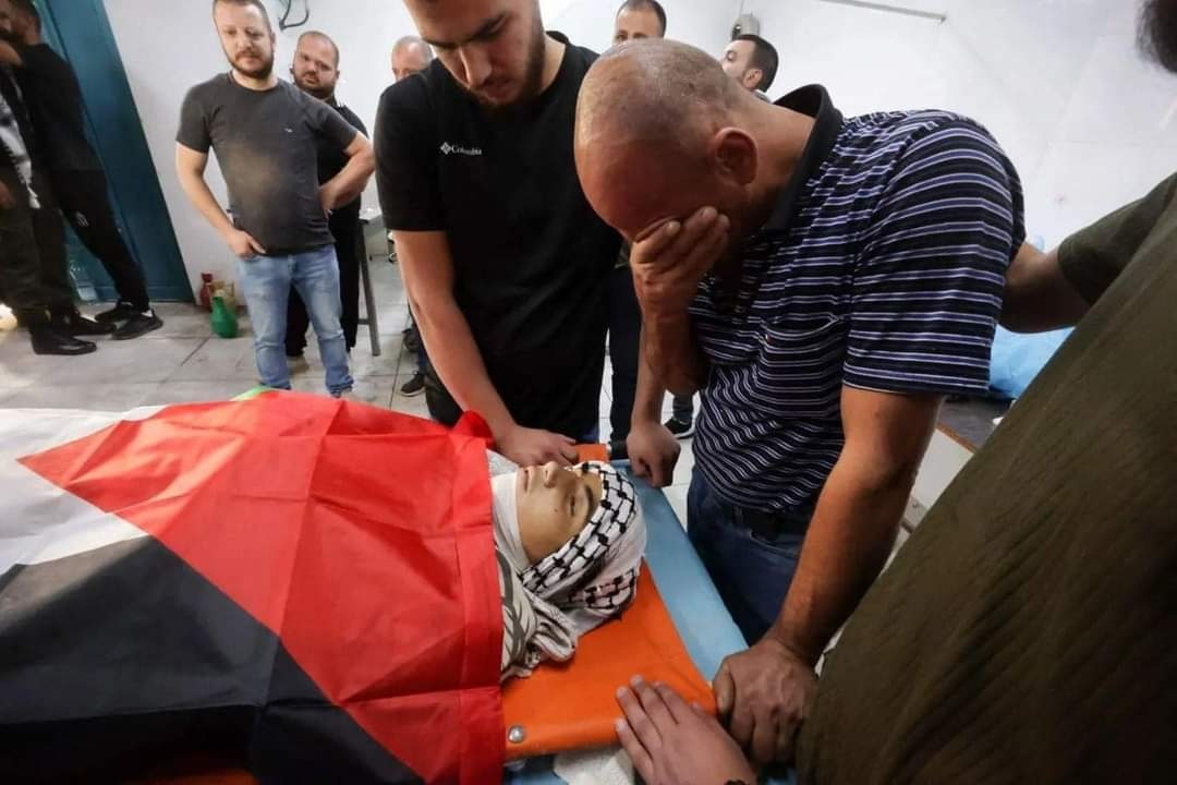 PEFMISSIONS's tweet image. With tears filling his eyes, father of Palestinian teen Zaid Ghonaim bids farewell to his son who was shot dead yesterday by Israeli gunfire in the occupied West Bank's town of al-Khader.