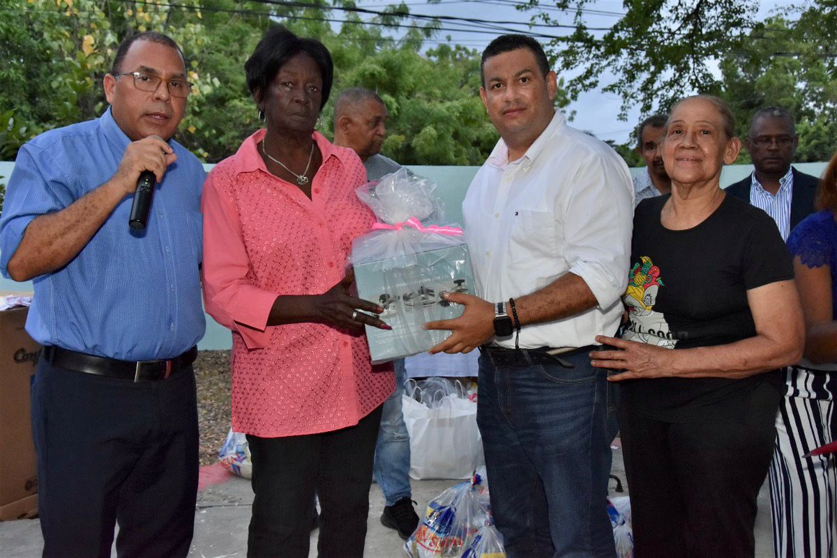 MeridoTorres's tweet photo. Mañana celebramos el #DíadelasMadres. Comparto los momentos vividos en el festejo de la junta de vecinos del sector Ramón Matías Mella, de mi municipio Santo Domingo Este. Gracias al compañero del partido PRM, #FelipeCastro, por permitirme compartir con estas madres maravillosas. https://t.co/piug6w7kpI