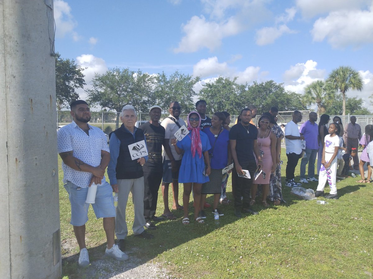 NextGreatThingx's tweet photo. Thank you families and friends for finding the shade @PalmettoRidgeHS #CCPSGrad22 #graduation2022 https://t.co/W0Ldgzq7oj