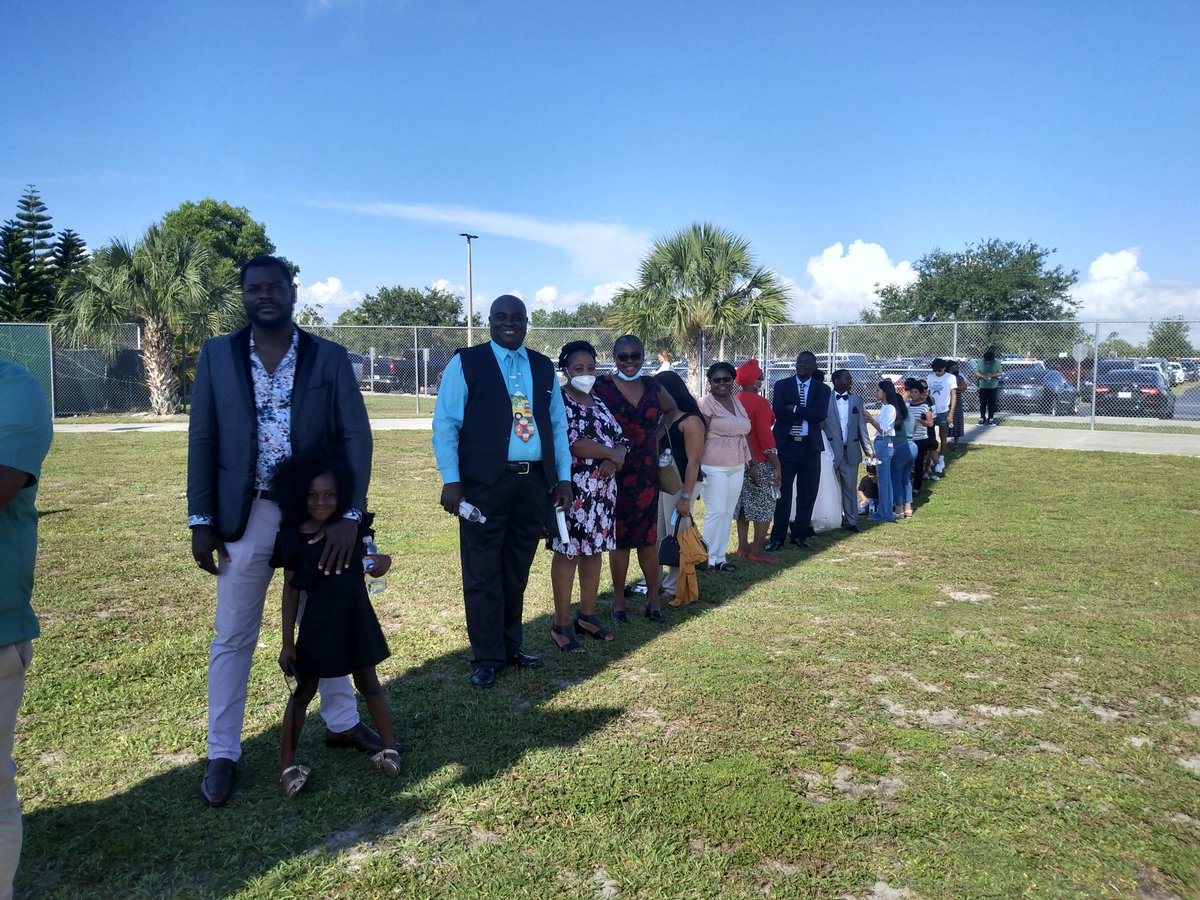 NextGreatThingx's tweet photo. Thank you families and friends for finding the shade @PalmettoRidgeHS #CCPSGrad22 #graduation2022 https://t.co/W0Ldgzq7oj