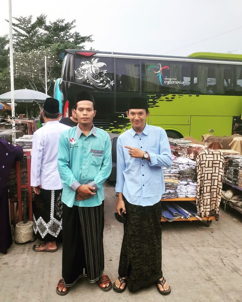 Hal paling pnting dari doa adalah pengakuan bahwa kita lemah dan butuh Allah. Soal hajat terkabul atau tidak, itu tidak penting. Allah sudah tahu (yang terbaik untuk kita). 

~ Gus Baha