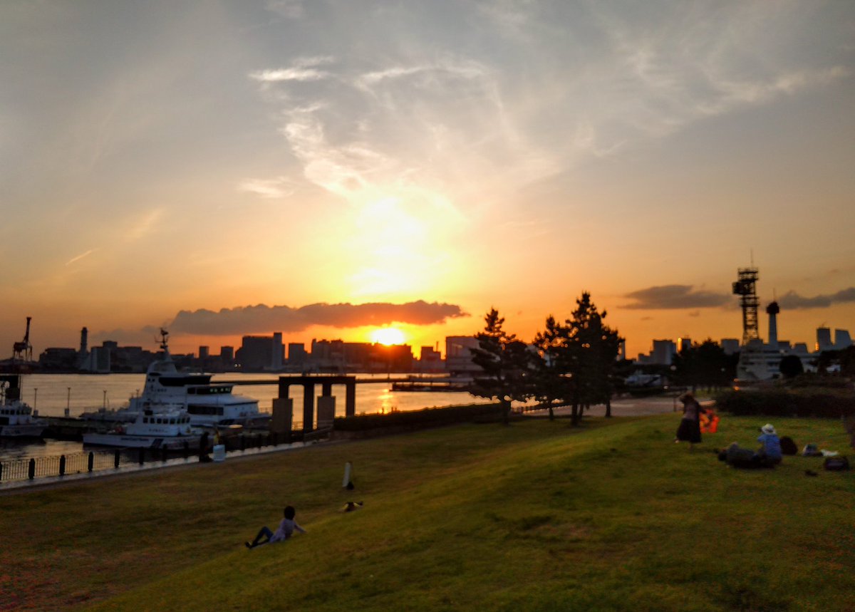 ODAIBASTAFF's tweet photo. 今日の夕方は気持ち良かった！西の空はきれいに夕焼けして、日没後も風がなく過ごしやすい時間となりました。皆さんご機嫌でしたね！またこんな素敵な時間に巡り会えますように🙏 お疲れ様でした！ありがとうございました！
@Ali______e
@setoran0115
@mana_mffm
@krms_0612
@IrohaIOIQ
#ODAIBA撮影会 https://t.co/2noktzUoRp