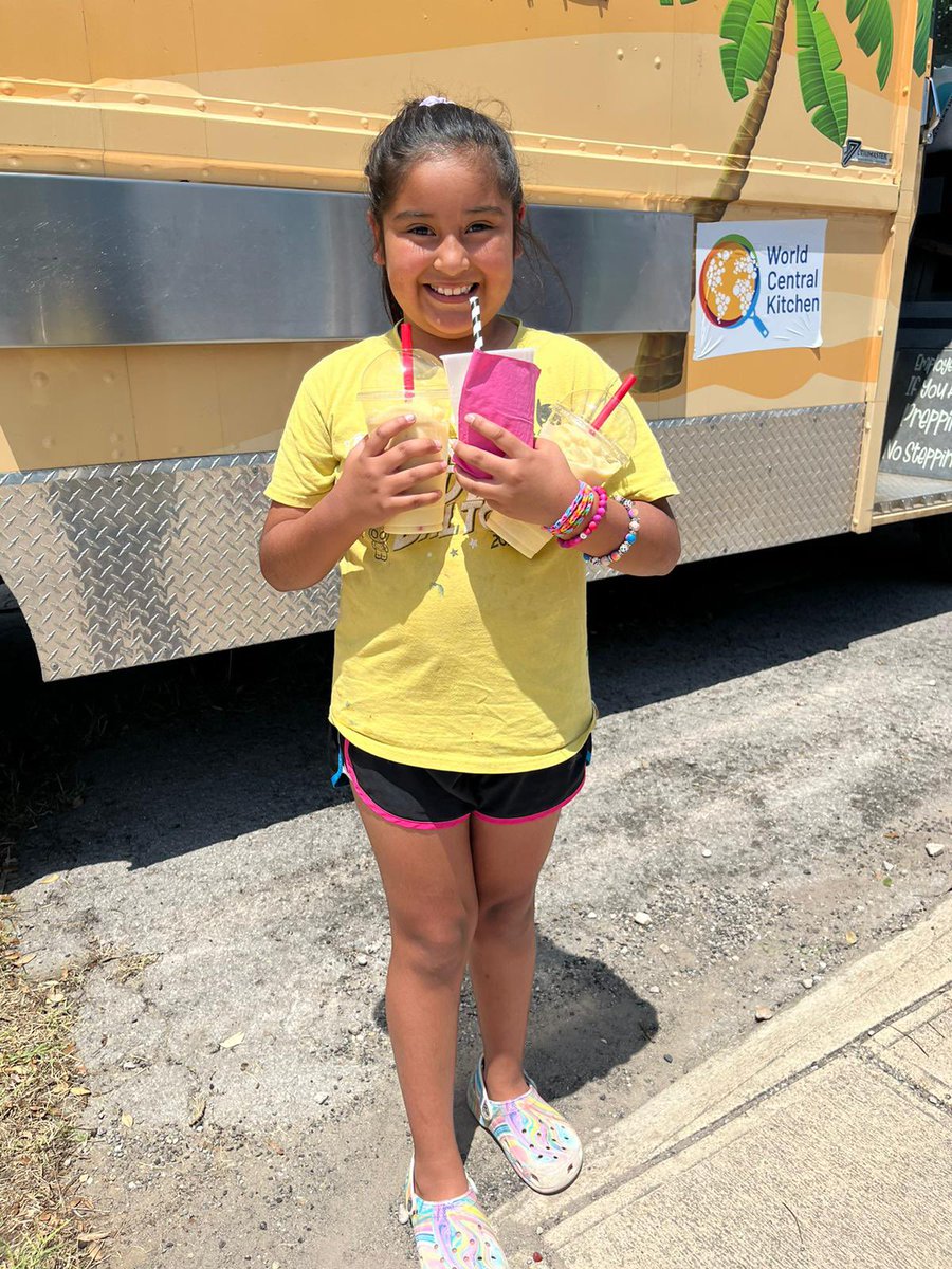 WCKitchen's tweet photo. From fajitas, breakfast tacos & aguas frescas, last night local restaurants helped us serve hundreds of meals to the Uvalde, Texas community. Our new distribution site within distance from a busy intersection allows families to dine in or pick up! #ChefsForUvalde https://t.co/85yg5phqbC