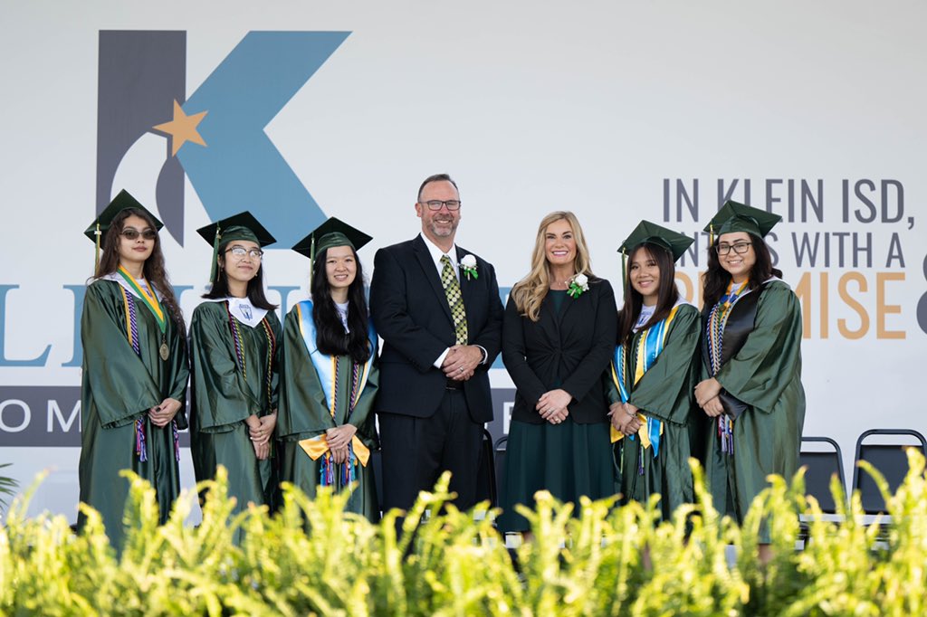 jenny_mcgown's tweet photo. It was a beautiful morning to celebrate our @KleinForest Class of 2022 graduates! ☀️🎉 So proud of our Golden Eagles whose huge smiles left everyone in their presence inspired &amp; excited to see all they will do in the future. 💚💛#Promise2Purpose #ForestGrad22 #kleinfamily https://t.co/rhavcOGyOB