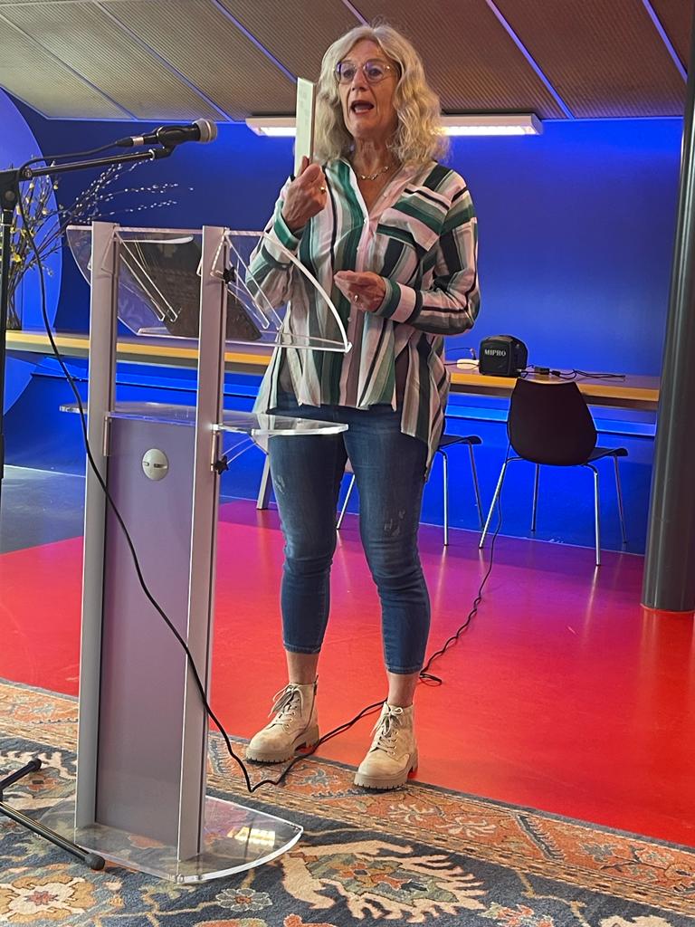 HeteroCoach's tweet photo. Vandaag op het #Openpodium #BibliotheekHuizen onder meer voorgedragen uit "Helaas niet voor mij". Verkrijgbaar via de (online) boekhandel en te beleven via https://t.co/h0IrW6WctU
#partnerlateruitdekast #heterovandehomo #heterocoach #relaties #seksualiteit https://t.co/nBFvmSGLkS