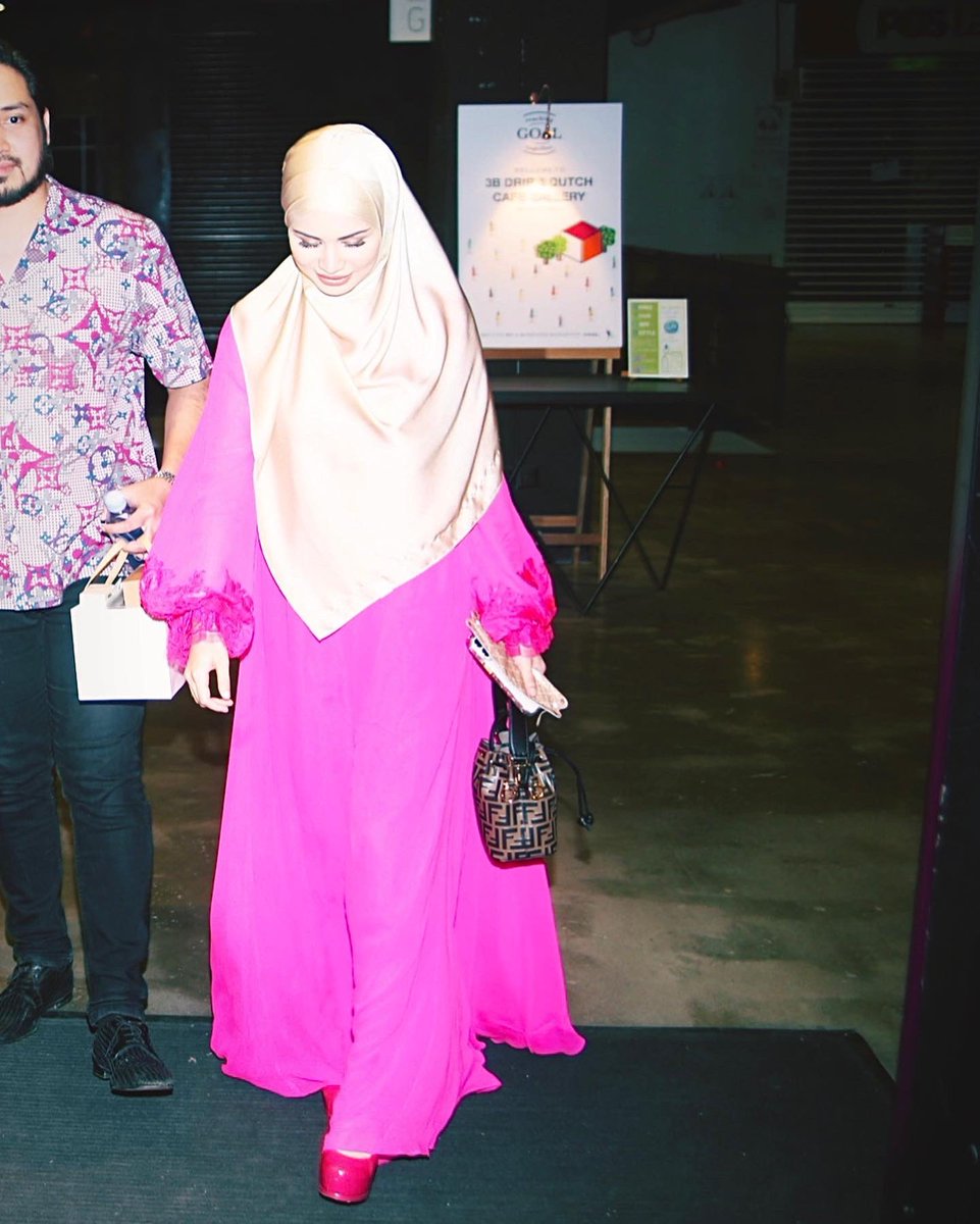 Dressup salah tema harini. Orang ajak pergi launching event bukan pergi marhaban.