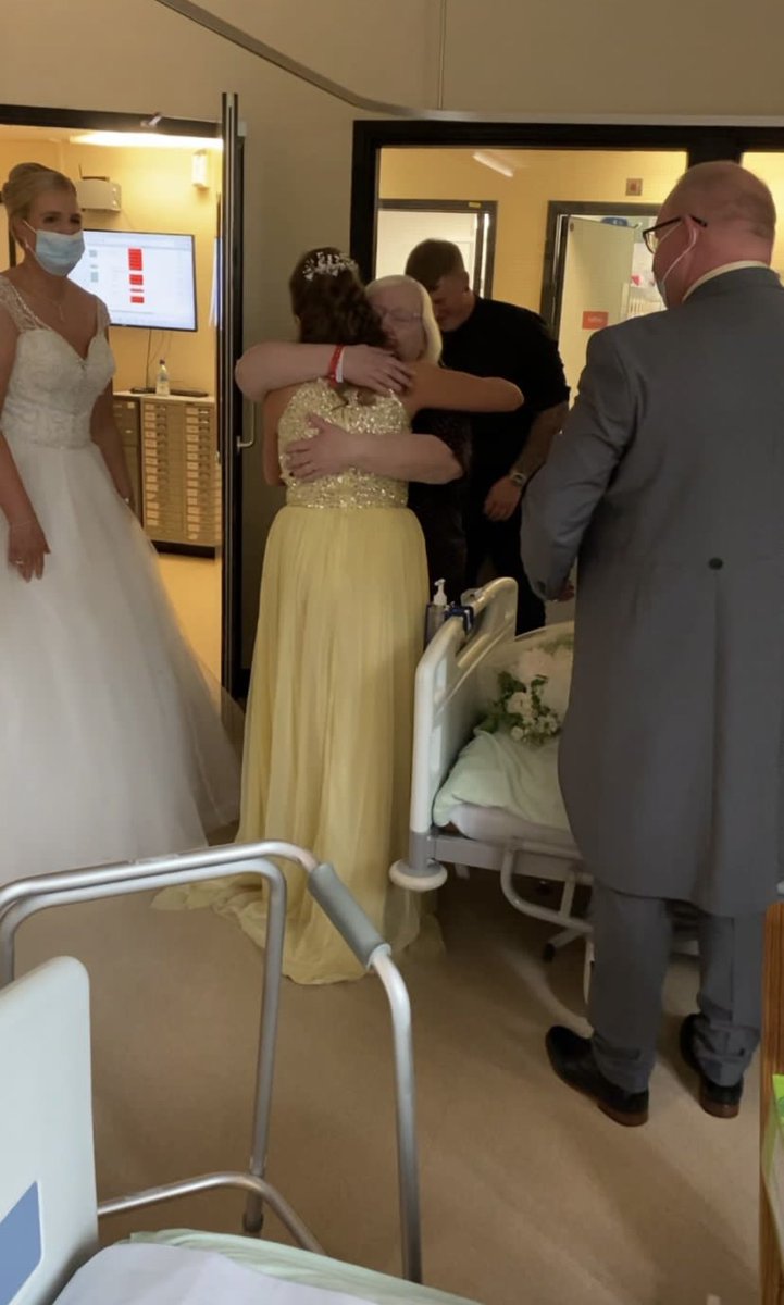 A wedding visit on Ward F8/CCU 🥹
This patient was unable to go to her sons wedding due to being in hospital. So we assisted in helping them surprise her on the ward 🥰👰🏼‍♀️❤️ @NCAlliance_Jobs <a href="/OldhamCO_NHS/">Oldham Care Organisation</a> *consent gained*