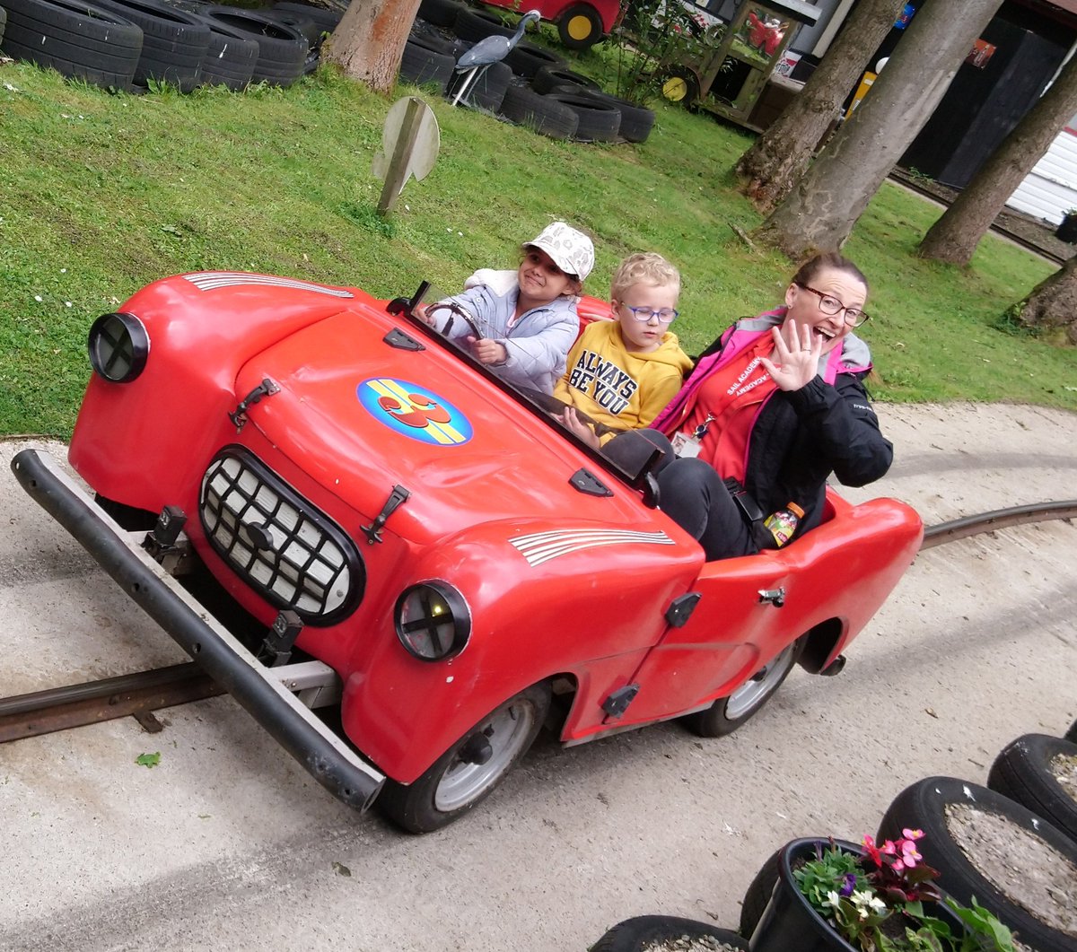 MisRobinson's tweet photo. Year 2 had an amazing day at Gullivers world ❤️ 🎢 🍦 https://t.co/EnUV8W4b8L