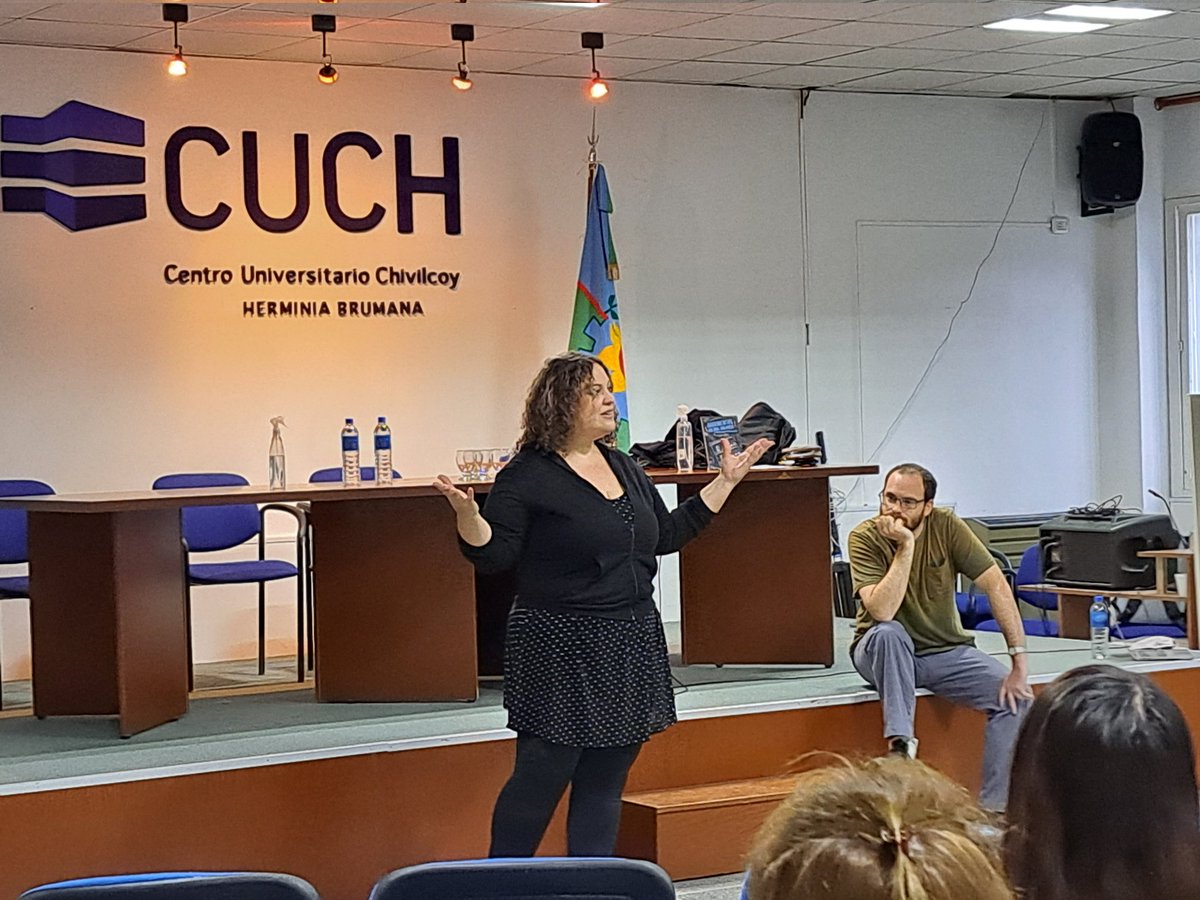 ValeriaTronge's tweet photo. Ayer conocí estos genios, gracias al ciclo de conferencias del #Cuch
No se pierdan la nota completa mañana en @razonchivilcoy!
#Argumentour llegó a #Chivilcoy
@ClaudioJavierCM y @ValeArvejita presentaron #ArgumentosEnUnaBaldosa
@Nadia_Cambon https://t.co/nyNKy09exp