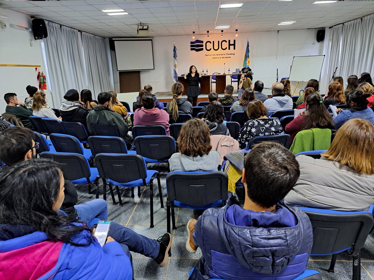 ValeriaTronge's tweet photo. Ayer conocí estos genios, gracias al ciclo de conferencias del #Cuch
No se pierdan la nota completa mañana en @razonchivilcoy!
#Argumentour llegó a #Chivilcoy
@ClaudioJavierCM y @ValeArvejita presentaron #ArgumentosEnUnaBaldosa
@Nadia_Cambon https://t.co/nyNKy09exp