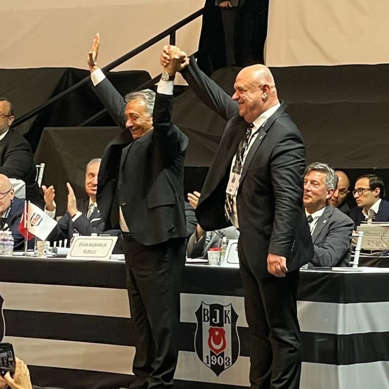 Taraftar olarak, kongre üyesi olarak görmek istediğimiz fotoğraf karesi budur. Yarın kimin seçimi kazanacağından öte ele ele verip birbirine saygı duyabilmektir.

Varolsun Beşiktaş Sevdamız...🦅🦅🦅

<a href="/Besiktas/">Beşiktaş JK</a>
<a href="/BesiktasJK/">Beşiktaş JK Kurumsal</a> 
@AhmetNCebi
<a href="/fuatcimenbjk/">Fuat Çimen 🦅🇹🇷</a> 
#Besiktas 
#besiktaş