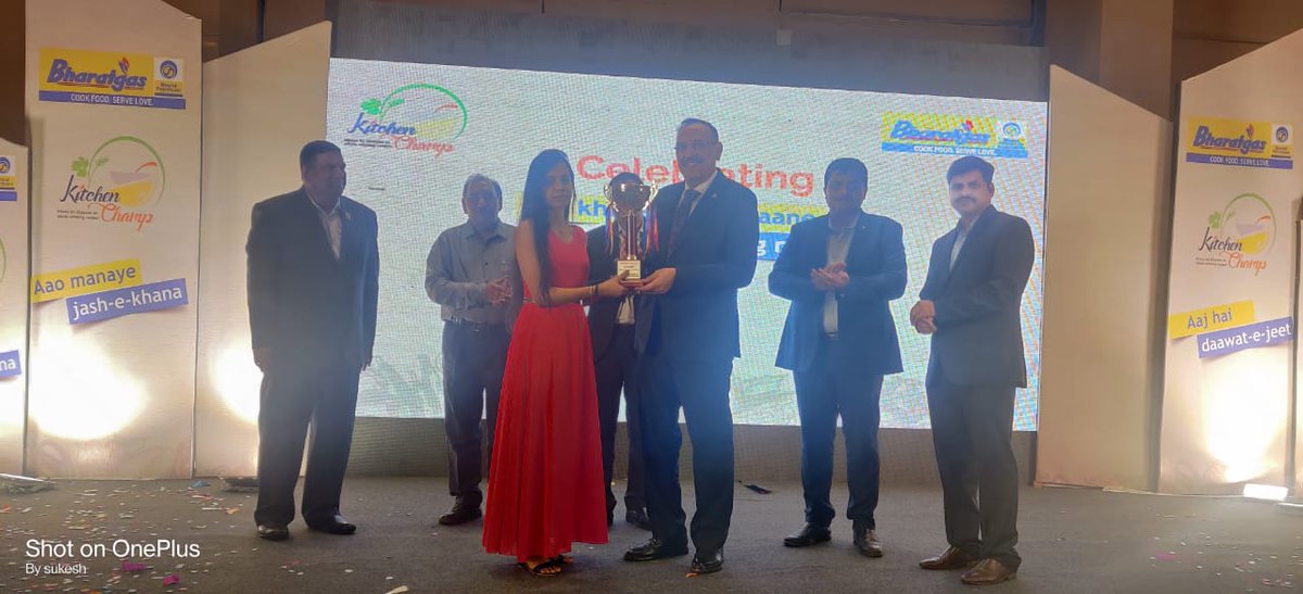 BPCLAllahabad's tweet photo. Winners of UP #kitchenchamp
#jashn-e-khana being felicitated by
@kumarsantbpcl
@cmdbpcl @BPCLlimited @BPCLLPG @kumarsantbpcl @vijaytilak1 @nairran1 @ashutoshbpcl @BpclStateLPGUP @MonaSrivastava9 https://t.co/XXqQclpjg8