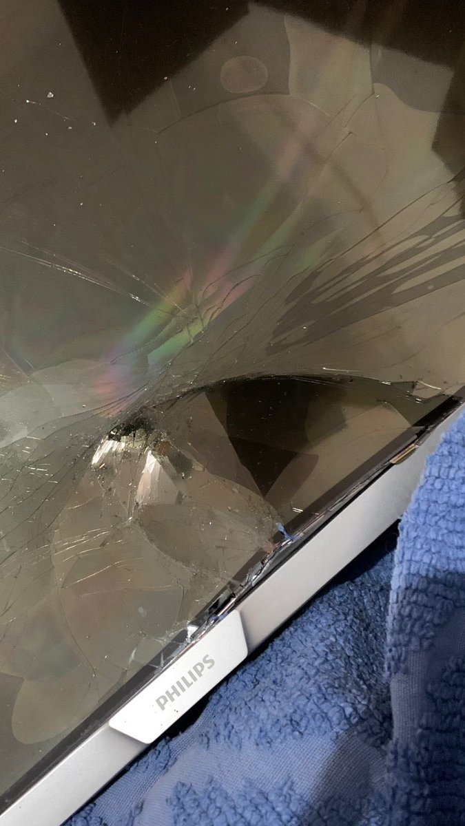 sofimaar23's tweet photo. Una tv smart de 42” hecha pelota por los descuidos de #viacargo . Y encima no se hacen cargo de las cagadas que ocasionen.
No manden NADA NUNCA por esta empresa PEDORRA Y CERO PROFESIONAL! https://t.co/DnNC2zPMXj