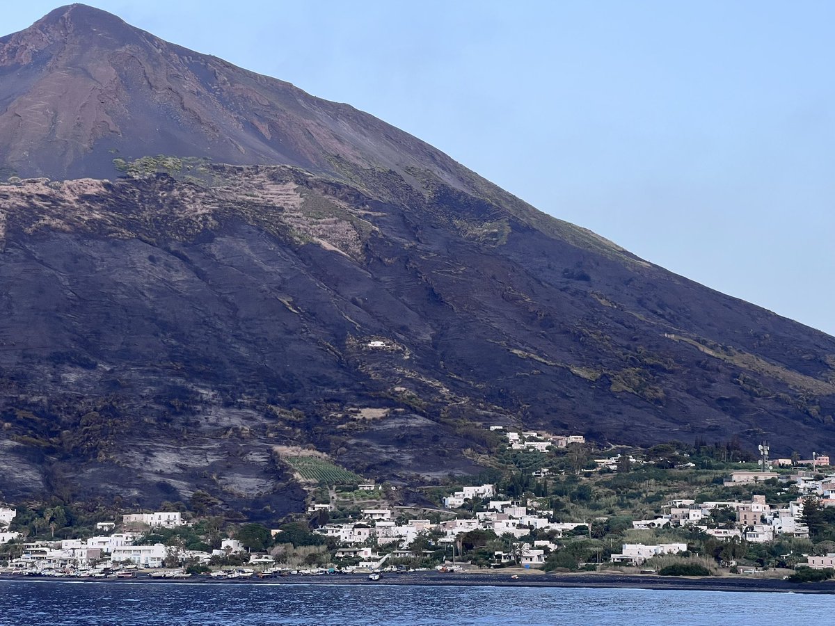EleBraghieri's tweet photo. Vedere i danni dal vivo, tre giorni dopo. Siete dei delinquenti. #Stromboli https://t.co/6AnJON7kYC