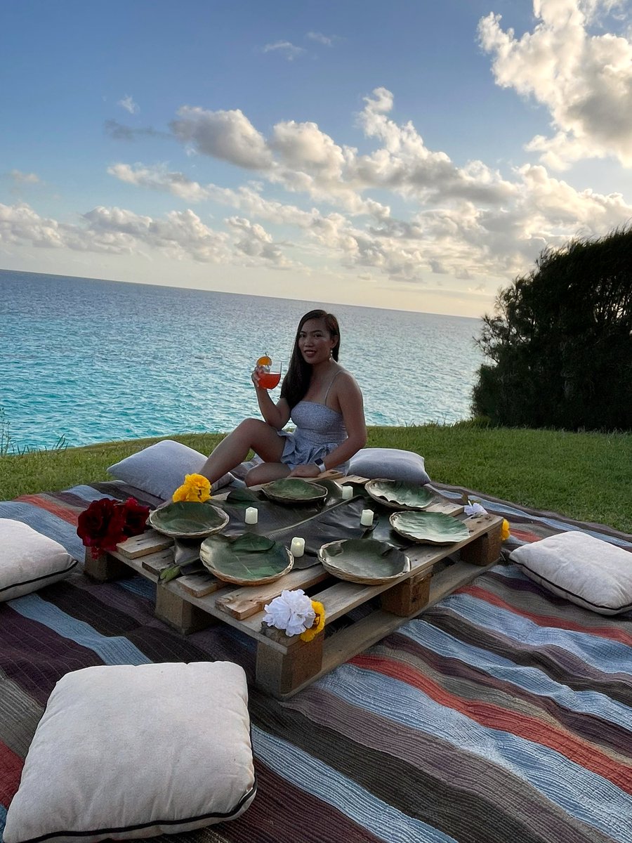 _njoydiz's tweet photo. The secret to thriving in a foreign country?
Good friends, good food, and a simple life. #BermudaDay #bermuda #backyardpicnic https://t.co/UMJG2kuG43