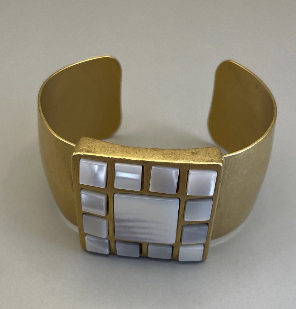 leithvintage's tweet photo. Can any kind #costumejewellery / #vintagejewellery experts out there shed any light on this #napier cuff? It looks pretty fancy but I can’t find any sign of it anywhere else on the internet. Thanks 😊#designerjewelry #vintagejewelry #vintagecostumejewelry https://t.co/Yi8lEEGJJ5