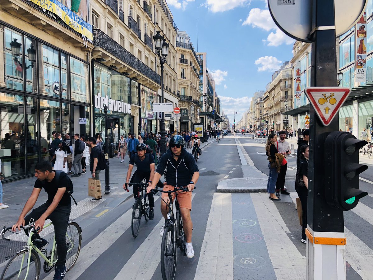 LCyclable's tweet photo. 🟡 J’ai fait des courses #rueDeRivoli.

Moi: “Ca a changé quoi pour vous, tous ces vélos?”

Commerçante: “Oh, c’est beaucoup mieux pour nous. Déjà le bruit qu’on n’a plus, et notre chiffre d’affaires a nettement monté depuis que c’est devenu une piste cyclable”
#nobikenobusiness https://t.co/YwQHf5wcDd