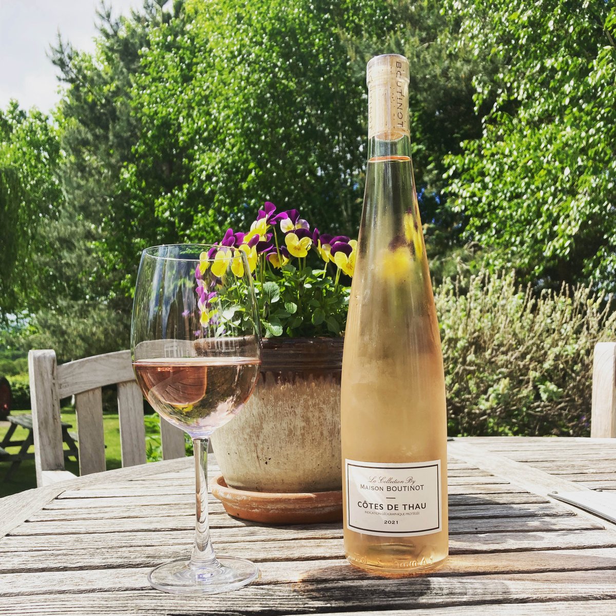 glasfrynpub's tweet image. New in for the summer we have a Cinsault Grenache blend rosé!

This luscious and textural blend is very much a food wine; rich currant flavours provided by Grenache and tangy raspberry from Cinsault before a dry and fresh finish. 

Summer in a glass, cheers 🍷

 #bandplife #rosé