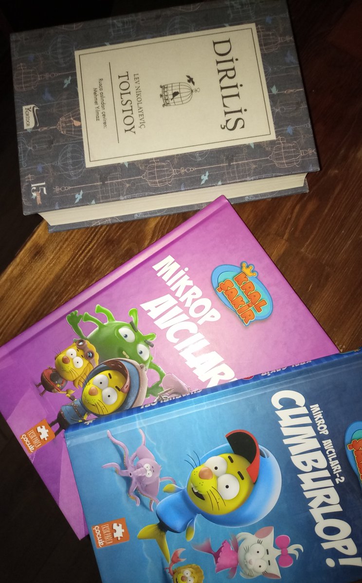 Burak_kaml's tweet photo. Üç adamın kitap seçimi https://t.co/GsKLUPWV4L