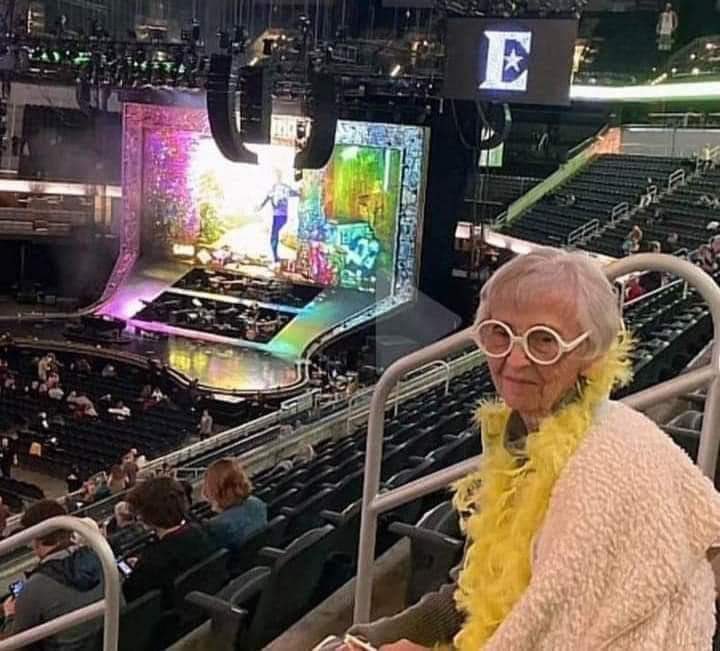 JAILEYSWRLD's tweet image. me when I’m 85 at a Justin Bieber concert