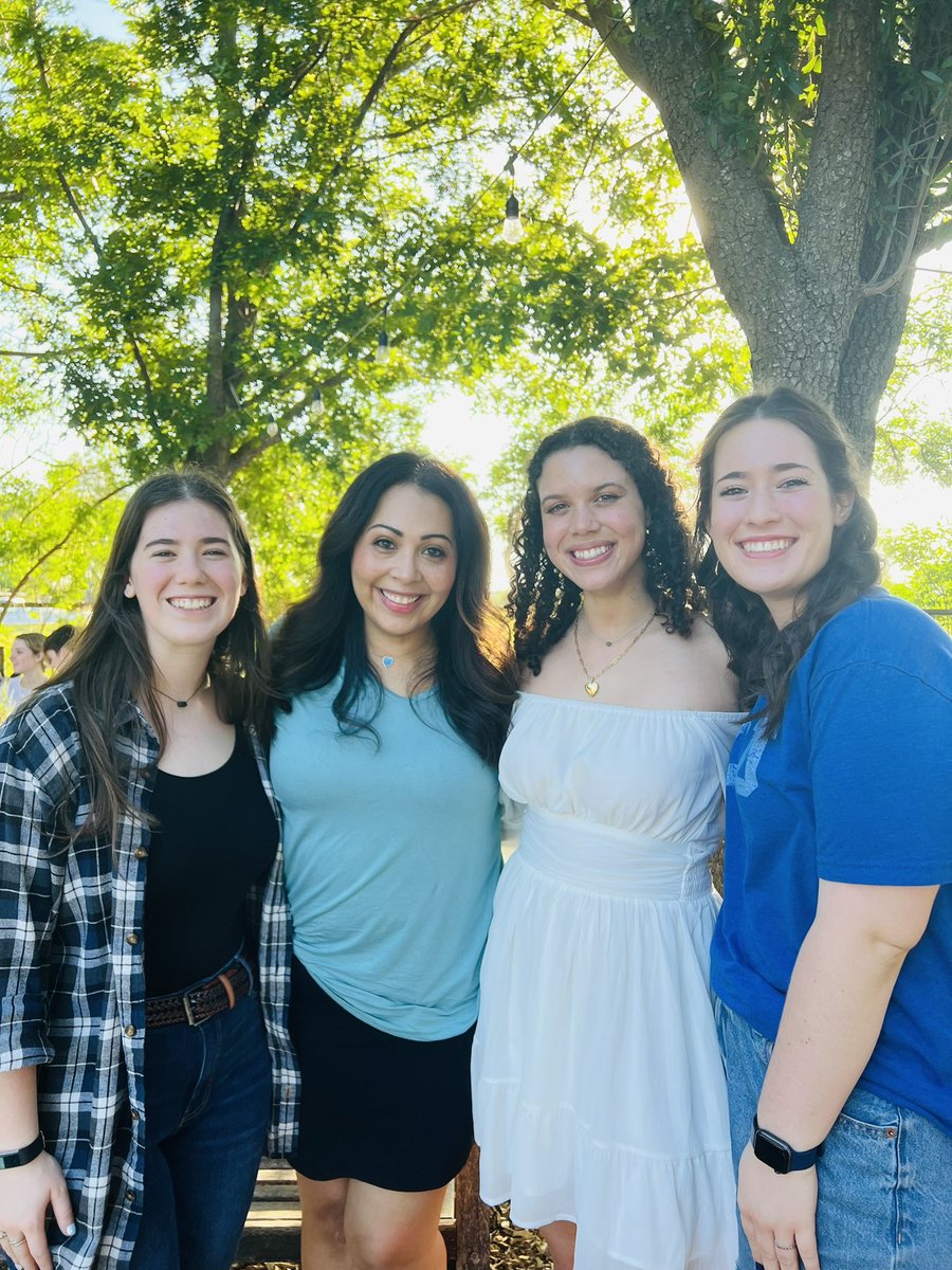 All of my former students have OFFICIALLY graduated! So we had a mini reunion last night 🥳
•
Congratulations Class of 2022! 🎓 #studentsCANlead