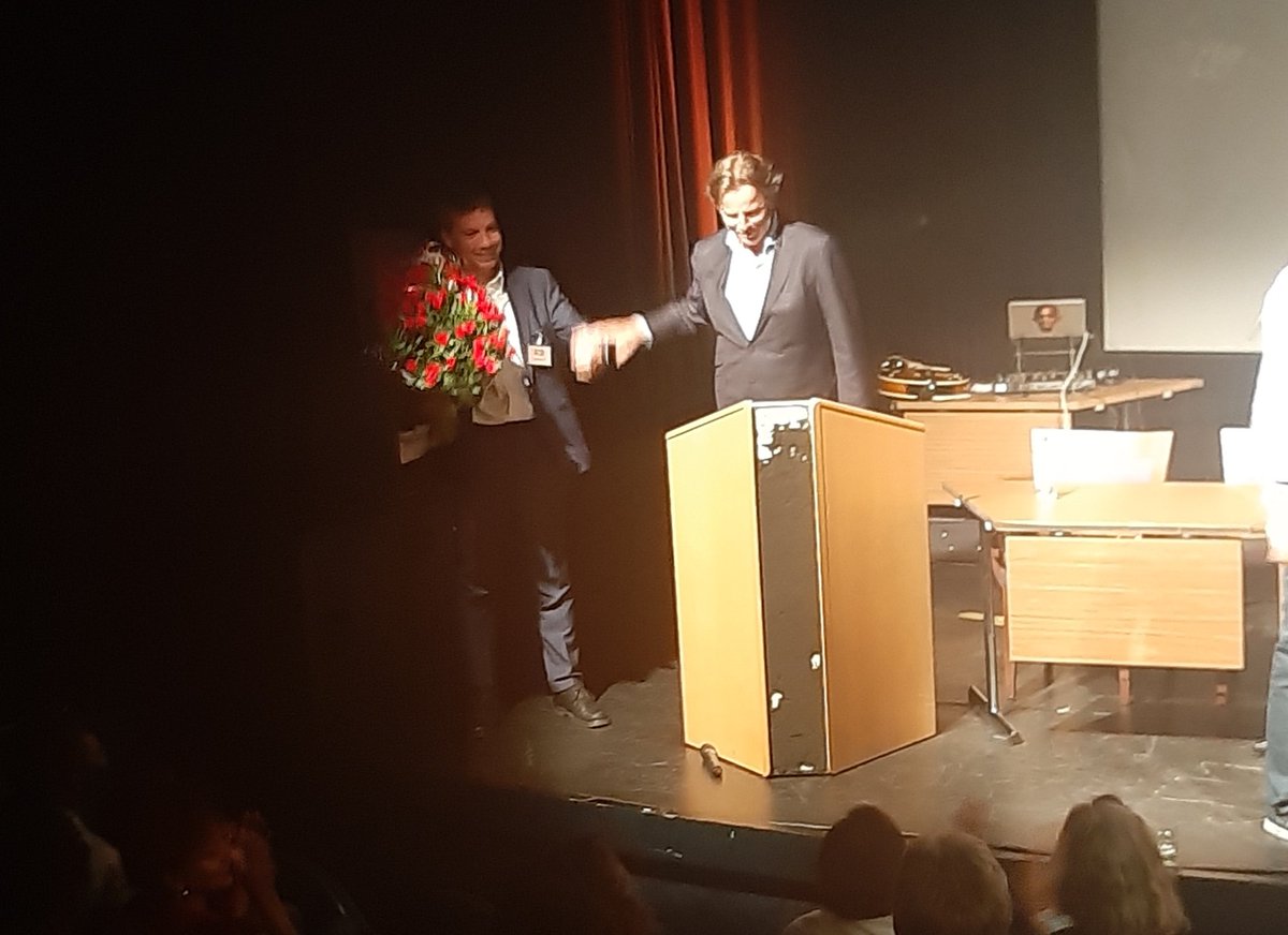 Anne_vdMeer's tweet photo. Afsluiting van een mooie #Afrikadag, de laatste van @ABerkvens als directeur van @FMS_Foundation! https://t.co/J4oIxkzSGc