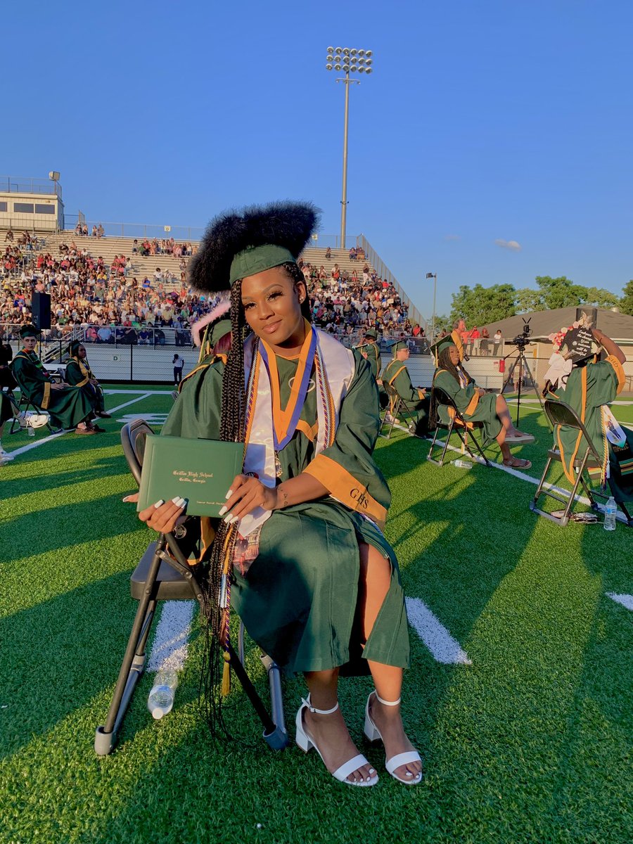 hottterrell's tweet photo. “she doesn’t even go here” 👩🏽‍🎓🫶🏽 -Daniel Franzese $den905!! #grad #classof2022 #ncat26 https://t.co/2xvY8XItGV