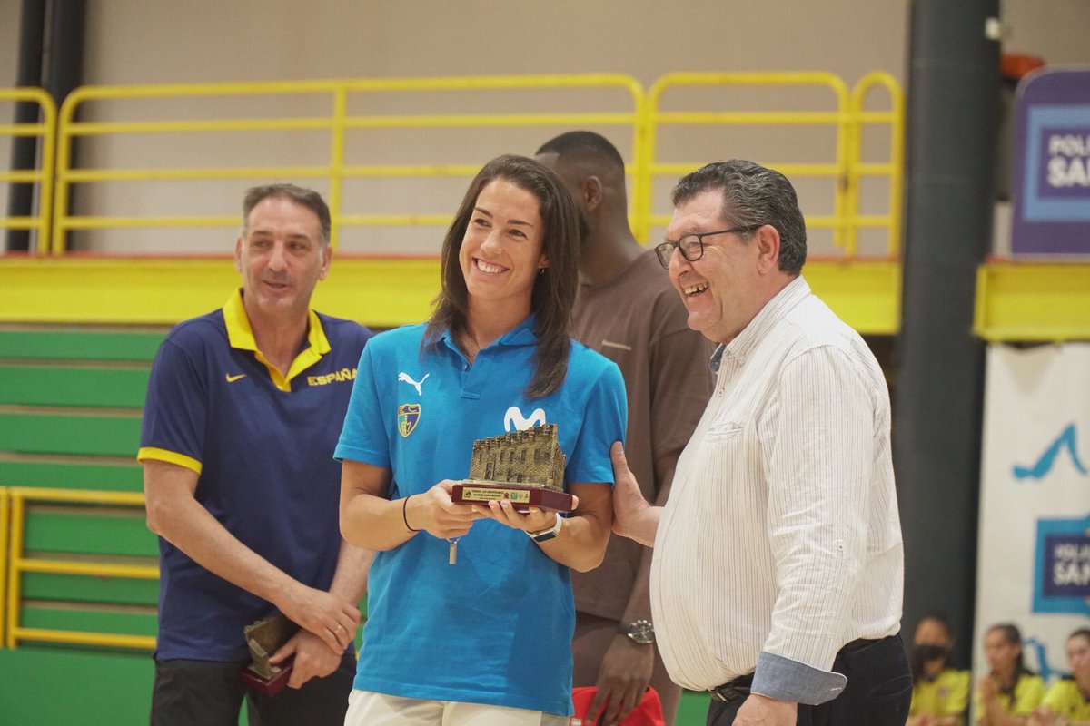 EvaristoOlcina's tweet photo. @GuadaBasket celebra este fin de semana su décimo aniversario con la colaboración del @GuadalajaraAyto. Los participantes han recibido la visita de @Usmangaruba @maria_espin_ds y @luisguiltorres acompañados por @eroblesg1972 @SonsolesRico y @JuanFloresAn https://t.co/4SrkRCx37m
