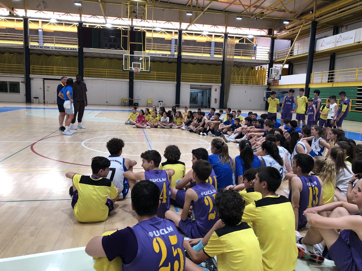 EvaristoOlcina's tweet photo. @GuadaBasket celebra este fin de semana su décimo aniversario con la colaboración del @GuadalajaraAyto. Los participantes han recibido la visita de @Usmangaruba @maria_espin_ds y @luisguiltorres acompañados por @eroblesg1972 @SonsolesRico y @JuanFloresAn https://t.co/4SrkRCx37m