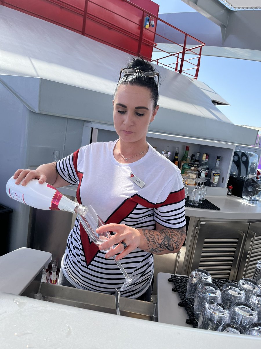 I can’t begin to tell you how amazing the service is on a <a href="/VirginVoyages/">Virgin Voyages ⚓️</a> ship. Here’s the amazing Karla pouring drinks on Richard’s Rooftop ♥️🔻🚢