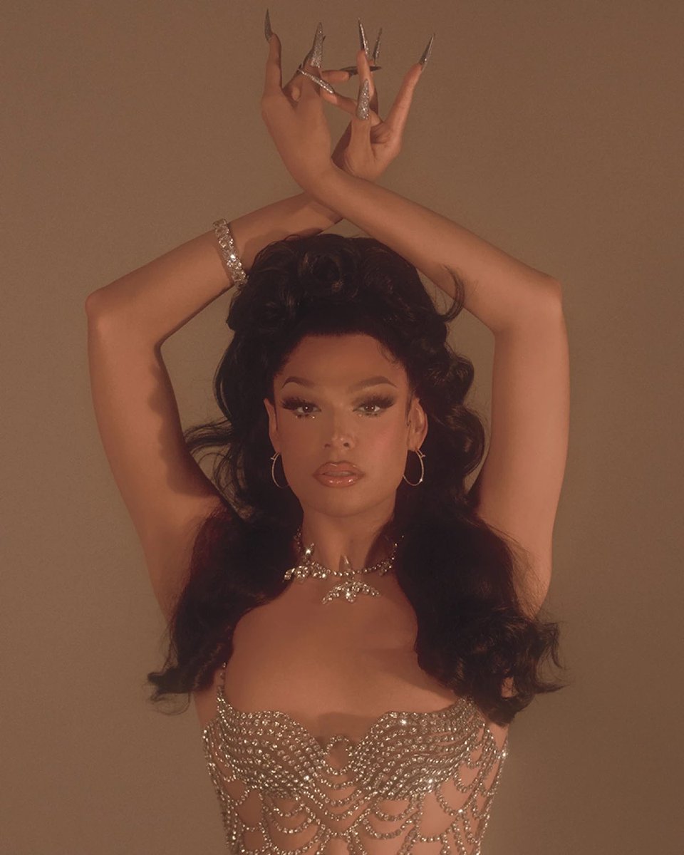 pakosaladote's tweet photo. Buenos días a todos pero en especial a Valentina que sirvió mucho rostro para @ELLEMexico (que la eligió para la portada de su #NoGenderIssue).
La segunda drag queen que la edición mexicana pone en su portada 🏳️🌈🏳️⚧️
#EllePride https://t.co/X0zOPLc8JR