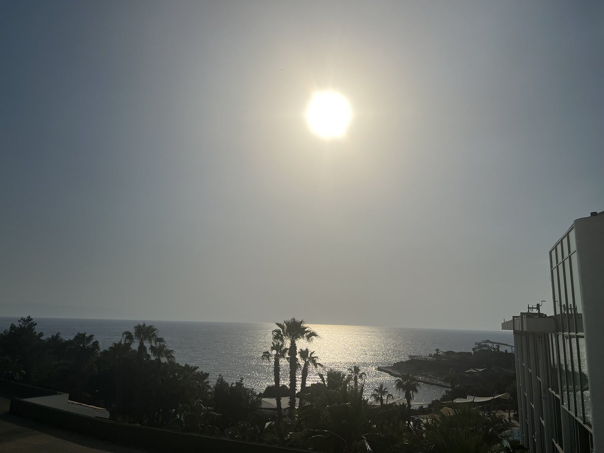 Şu dünyadaki en güzel şey senmişin gibi geliyor bana 
Ege …